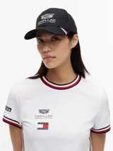 Gorra de béisbol negra con diseño estructurado, cuenta con el logo bordado de Cadillac Formula 1 Team en la parte frontal. Posee ojales de ventilación, botón superior y visera con costuras decorativas.
