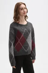 Sweater de punto con diseño de rombos argyle en tonos gris, bordó y gris claro. Presenta cuello redondo, mangas largas y un corte holgado.