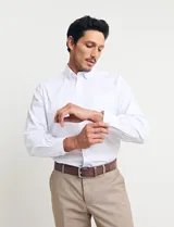 Camisa azul de algodón con elastano, cuello button-down y manga larga.