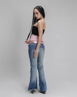 Top negro strapless de lycra de algodón con puntilla rosa en el abdomen.