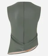 Blusa sin mangas confeccionada en material sintético color verde oliva, con cuello redondo, cierre por cremallera en la espalda y drapeado lateral.