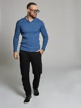 Pantalón cargo slim negro con bolsillos laterales con tapita, bolsillos frontales y traseros. Aplique en cuero sintético.