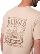 Remera de manga corta y cuello redondo color beige, con logo de la marca estampado en el pecho y etiqueta en el dobladillo.