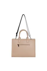 Cartera tipo tote color bordó de cuero sintético con textura granulada, doble asa de mano y correa larga ajustable. Cuenta con un círculo grabado en relieve con diseño y texto al frente.