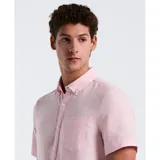 Camisa de hombre color rosado, de lino, con cuello abotonado, manga corta, corte clásico y bolsillo en el pecho.