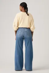 Jean de tiro alto y corte wide leg en color azul con efecto deslavado. Confeccionado en mezcla de algodón, poliéster y elastano, de elasticidad baja.
