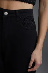 Pantalón de jean de corte recto color blanco.