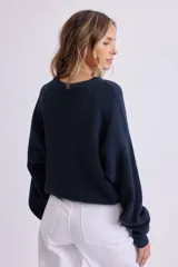 Buzo de punto azul marino, de mangas largas abullonadas y cuello redondo.