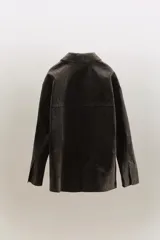 Cazadora oversize de piel de ante 100%, con cuello solapa, manga larga, bolsillos laterales de vivo y bolsillo de plastrón en el pecho. Cuenta con forro interior a tono y cierre frontal con botones.