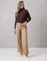 Pantalon de corte wide leg y tiro alto, con cintura estructurada, pasadores para cinturon y cierre frontal con gancho. Presenta bolsillos laterales de ojal y bolsillos traseros simulados, confeccionado en un tejido con caida fluida.