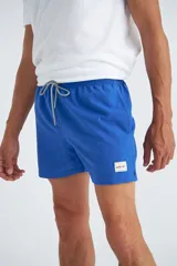 Short de baño azul marino con cordón ajustable en la cintura y etiqueta con logo de la marca en la pierna izquierda.
