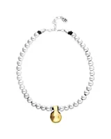 Collar compuesto por una cadena de esferas medianas bañadas en plata de ley, con una esfera grande central bañada en oro de 18k. Incluye cierre de mosquetón y cadena de alargue con placa distintiva de la marca.