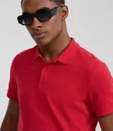 Remera polo slim negra de algodón con textura acanalada, cuello clásico con botones y mangas cortas.