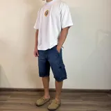 Bermuda cargo de jean color negro con múltiples bolsillos y corte a la rodilla.