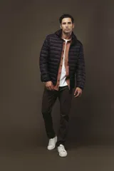 Pantalon de gabardina color tostado, de corte recto y ajuste clásico.