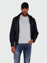 Remera de manga corta, color gris claro, con cuello redondo y un pequeño logo bordado en el pecho.