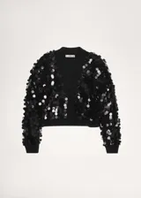 Cardigan negro de punto con cuello en pico y cierre frontal de botones. Presenta un diseño corto con mangas largas y puños elásticos, decorado íntegramente con lentejuelas circulares brillantes.