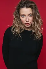 Sweater de tejido de punto negro con tramas de ochos en las mangas y laterales, cuello redondo a la base y mangas largas.