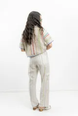 Saco tejido a crochet a mano con detalles en azul y amarillo.