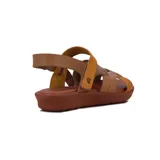 Sandalia casual de mujer con diseño de tiras cruzadas en tonos marrón y mostaza, con pulsera al tobillo y suela plana de goma.