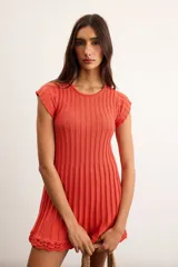 Vestido corto de punto acanalado color naranja, de manga corta y cuello redondo, con detalle de terminación en crochet en el ruedo.