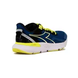 Championes de running Diadora Mythos Blushield Volo 3, con diseño multicolor que combina blanco, amarillo, azul, rojo y negro. Presentan una estructura de malla transpirable, cordones negros y suela con tecnología de amortiguación.