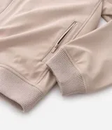 Campera negra de poliéster con cuello mediano, cierre por cremallera, manga larga con ajustes y bolsillos. Cuenta con tecnología repelente al agua.