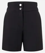 Bermuda roja de poliéster con cintura elástica, bolsillos laterales y cierre con cremallera y botones.