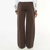 Pantalón de twill marrón con diseño de tiro cruzado y cierre asimétrico de doble botón, corte recto y holgado.