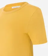 Blusa básica ajustada en rib de algodón, de manga corta y cuello redondo, color mostaza.