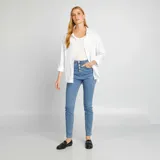 Pantalón de jean skinny celeste de tiro alto con cinco botones.