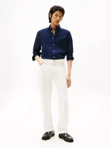 Camisa de algodón Oxford azul marino, de corte regular, con cuello abotonado, mangas largas y logo de Tommy Hilfiger bordado en el pecho.