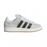Championes urbanos adidas modelo Campus 00s, confeccionados en gamuza color gris claro con las icónicas tres tiras laterales en color negro. Presentan cordones blancos, suela de goma color crema y una base de goma natural.