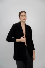 Cárdigan abierto color marrón de punto bouclé, confeccionado en 100% baby alpaca.