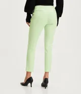 Pantalón de vestir rojo con corte cigarette, bolsillos delanteros y aberturas laterales en el ruedo.