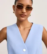 Chaleco slim color marrón, confeccionado en crepé, con escote en V y abotonado frontal.