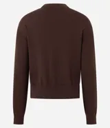 Suéter de punto color marrón chocolate, con cuello redondo, mangas largas y corte boxy. Presenta terminaciones acanaladas en cuello, puños y ruedo.