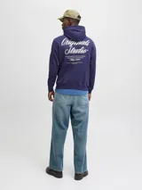 Buzo con capucha de calce holgado, confeccionado en tejido loopback con interior levemente afelpado. Presenta bolsillo tipo canguro frontal y estampados en el pecho y la espalda.