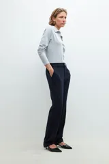 Pantalón de vestir negro de corte recto.