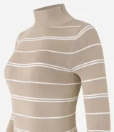 Suéter de punto negro con rayas horizontales blancas, cuello alto y mangas largas.