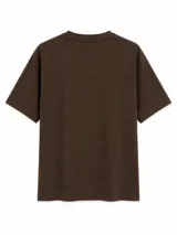 Remera de algodón con efecto lavado, color negro, de corte holgado y manga corta. Presenta un estampado gráfico central con tipografía y elementos abstractos en tonos claros.