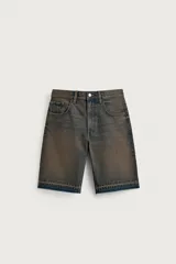 Bermuda de denim de algodón con efecto lavado desgastado en tonos marrones y azules. Tiene tiro medio, diseño de cinco bolsillos, pierna recta de corte holgado y bajo con acabado irregular. Cuenta con cierre frontal de cremallera y botón metálico.