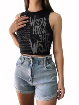 Short de jean celeste de tiro alto con cintura fruncida elástica y cierre frontal con dos botones metálicos. Presenta bolsillos delanteros y dobladillos anchos en los bordes.