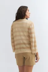 Cardigan abierto de tejido de punto fino en color beige, con mangas tres cuartos y terminaciones acanaladas en puños y frente.