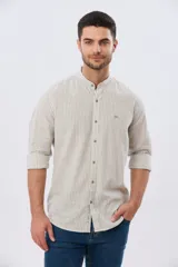 Camisa de lino a rayas verticales blancas y azules, de manga larga, con cuello mao y cierre frontal de botones.