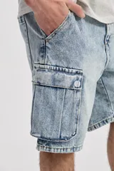 Bermuda cargo de jean color azul con lavado de efecto desgastado, corte amplio y bolsillos laterales con solapa.