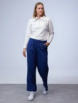 Pantalón jogger azul con pretina ancha elastizada, bolsillos inclinados y pierna ancha.