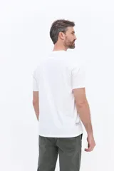 Remera de manga corta color verde menta, con cuello redondo y corte regular. Presenta un estampado frontal con flores blancas sobre un recuadro rectangular de color marrón y el logo de la marca Brooksfield.