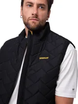 Chaleco negro Caterpillar acolchado con diseño geométrico, cuello alto y cierre frontal con cremallera. Cuenta con logo de la marca estampado en el pecho en color amarillo.