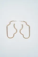 Par de caravanas de diseño abstracto con forma orgánica y textura retorcida, acabado en tono dorado.